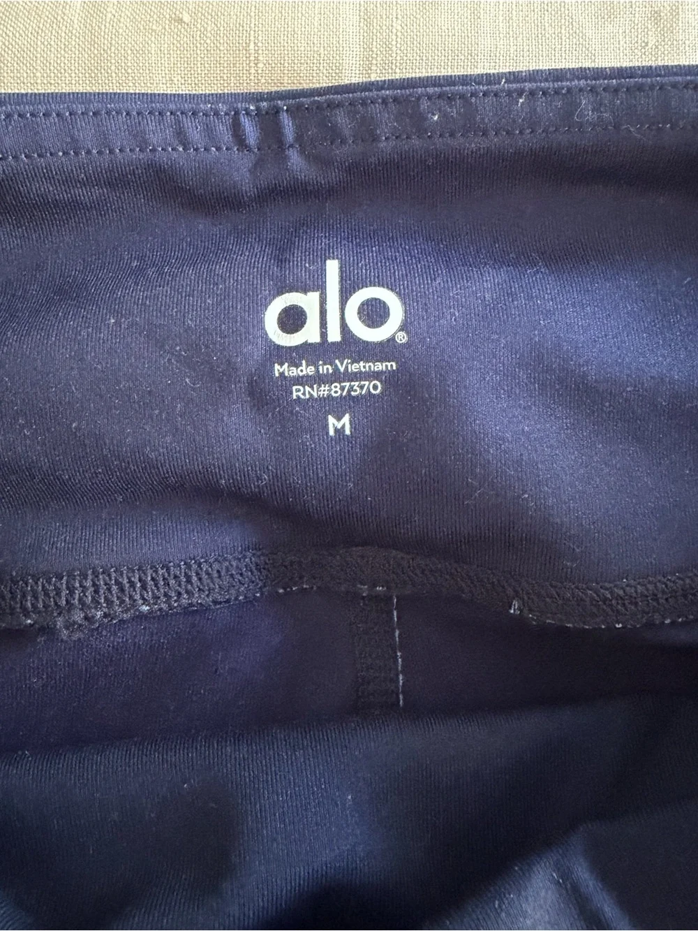 ALO Yoga Navy Blue Airbrush Leggings - blue feather print (Size M)